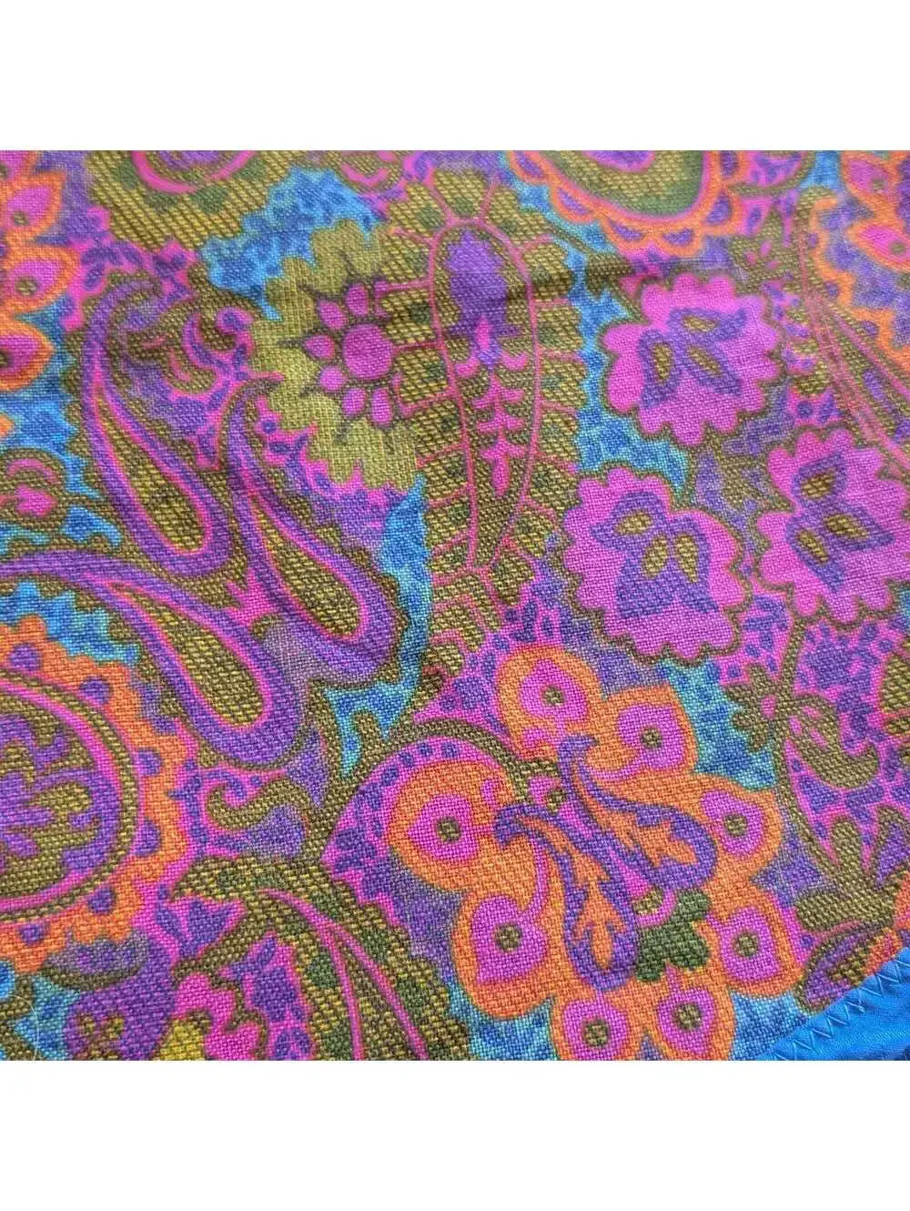 Vintage Oblong Tablecloth with Vivid Paisley Pattern